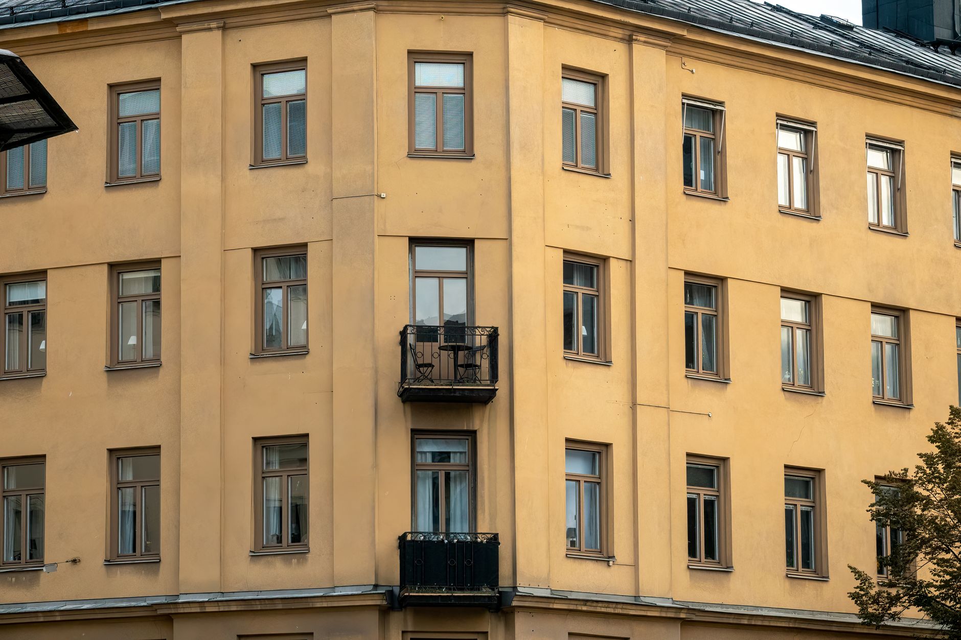 Ett kök i äldre lägenhet i Stockholm där bebyggelsens karaktär påverkar val av inredning.